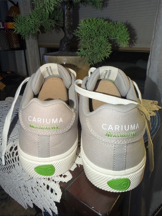 Cariuma Gray Canvas Low-Top Sneakers with White Laces and Green Accents main image 9